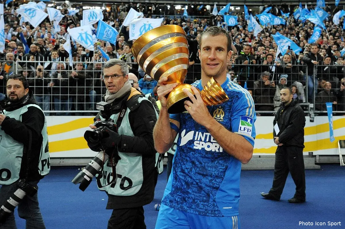 l om accueilli par 11 supporters a l aeroport iconsport pet 140412 41 0233737