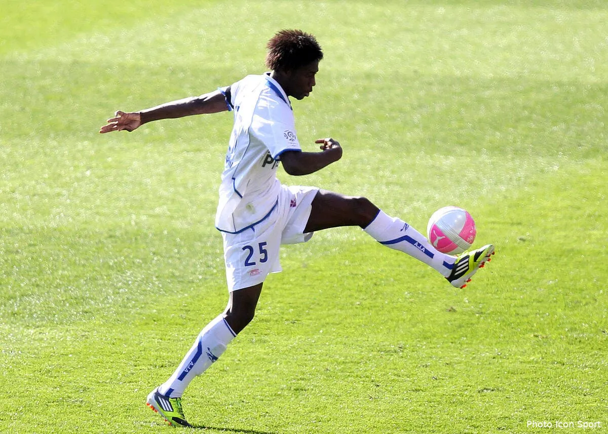 l om etudie une piste en cas de depart d a ayew iconsport blo 250312 09 6433818