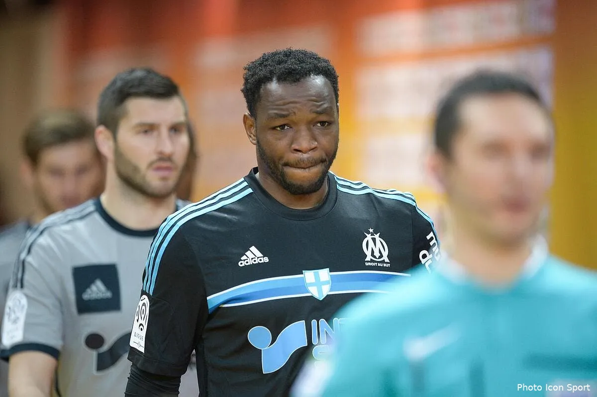 l om pense au titre mais regarde aussi derriere iconsport fer 220315 08 69107309