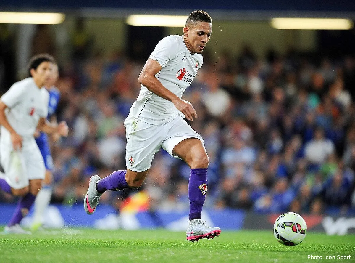 l om recoit l enorme appel du pied d un defenseur bresilien gilberto131225