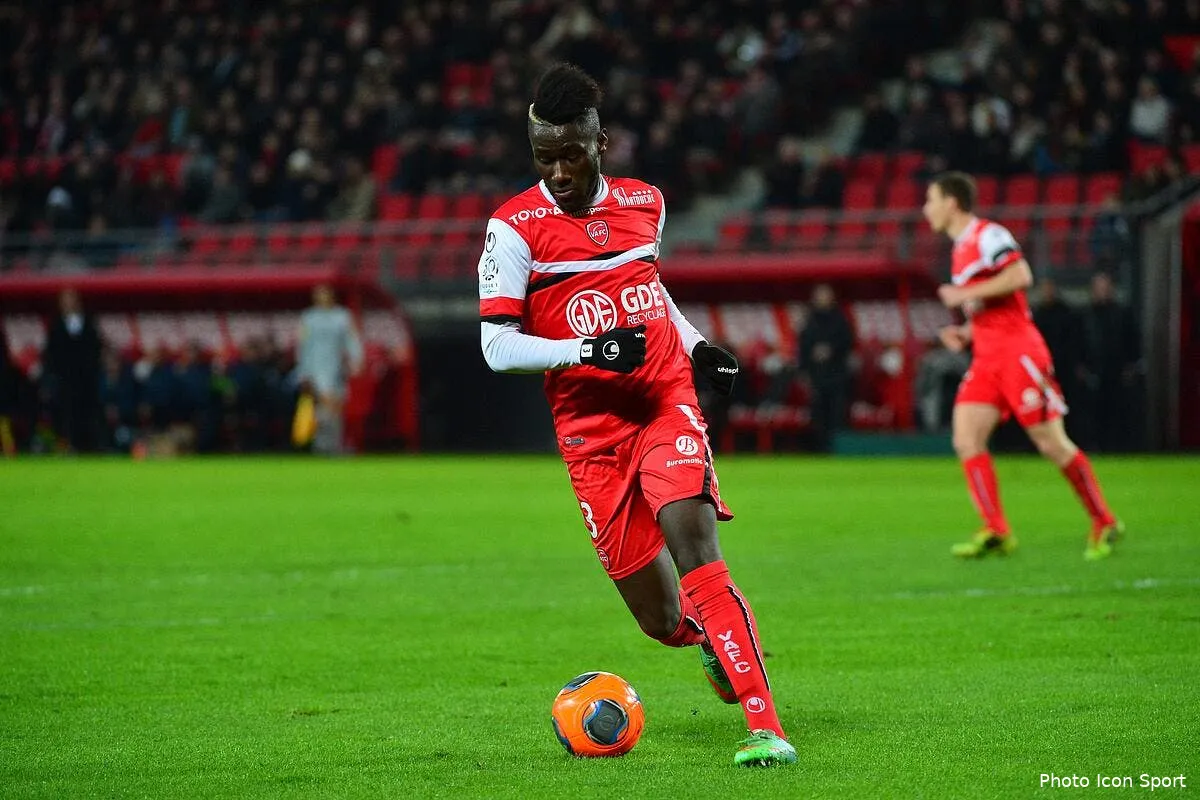 l om vise un defenseur de valenciennes pour son cote gauche iconsport win 220214 67 1385325