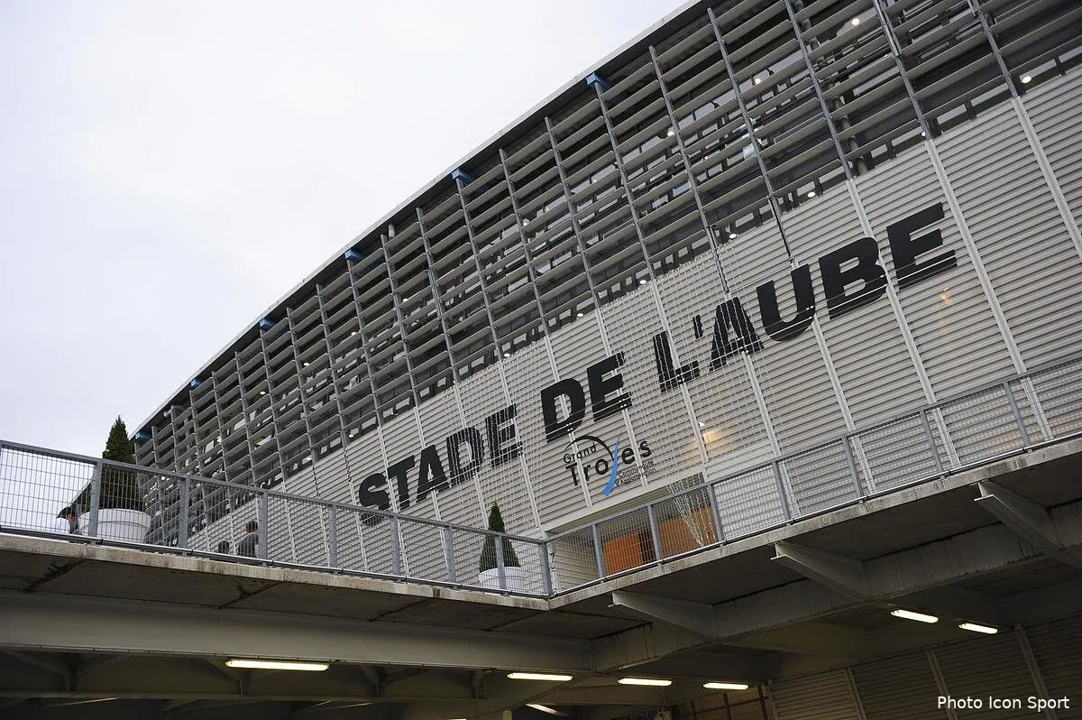 l1 confronte au covid 19 il valide une reprise mi juin icon fer 120915 11 01283163