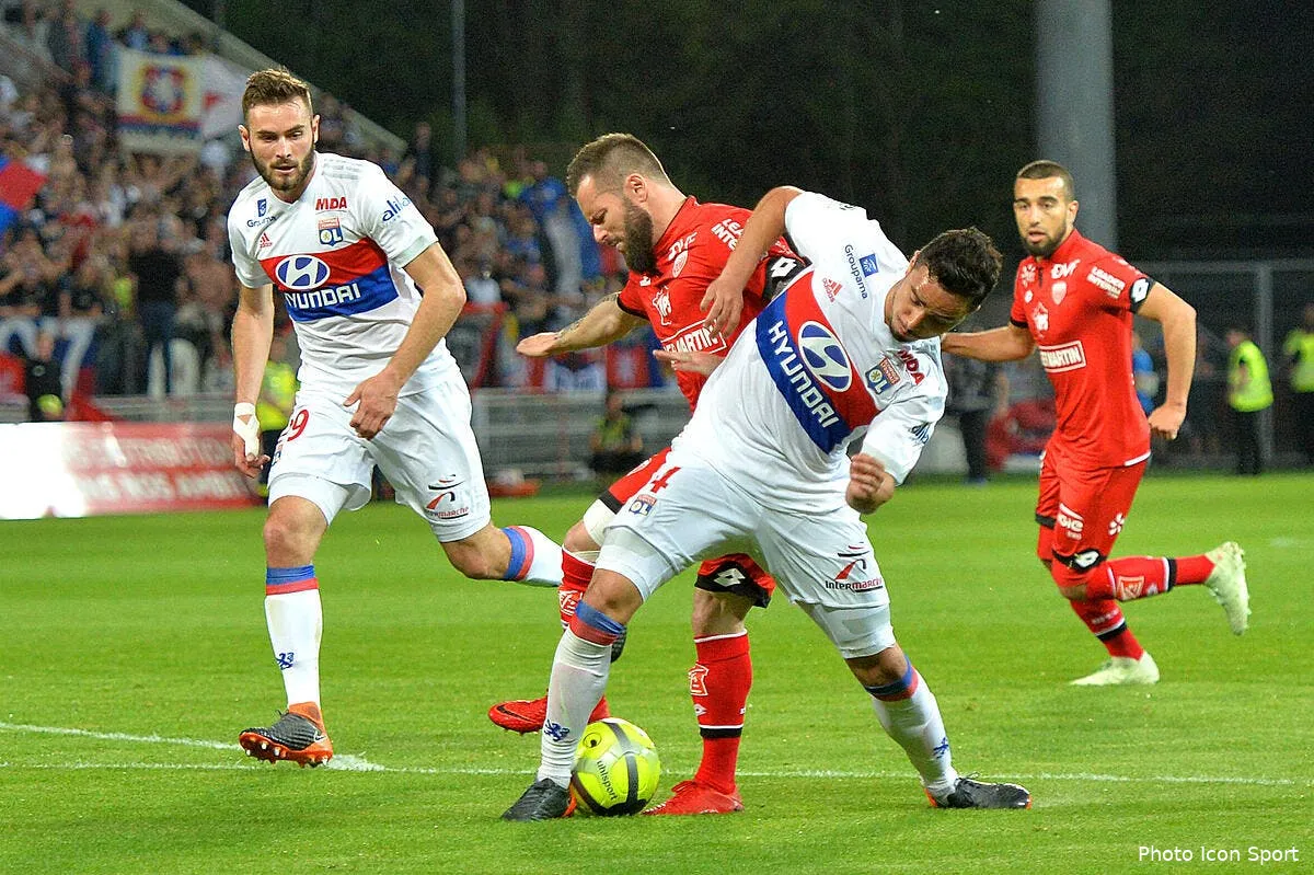 l1 dijon accuse l arbitre rafael n a pas vu de penalty iconsport icon poy 200418 05 28216405