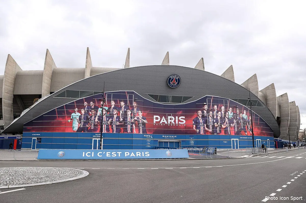 l1 une derogation pour les footeux olivier veran glace l ambiance icon firo110320psgdortmund06282383