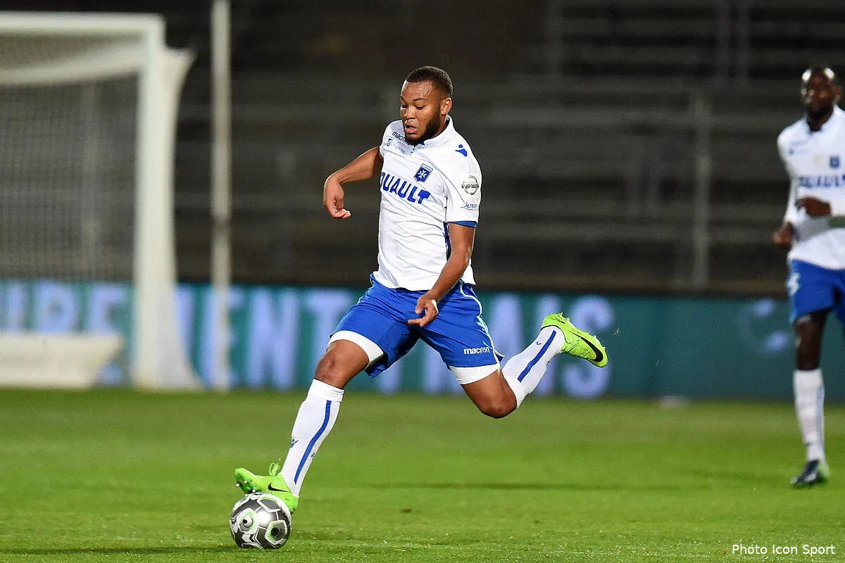 l2 deux joueurs d auxerre se battent entre eux video iconsport icon dim 150917 06 35213083