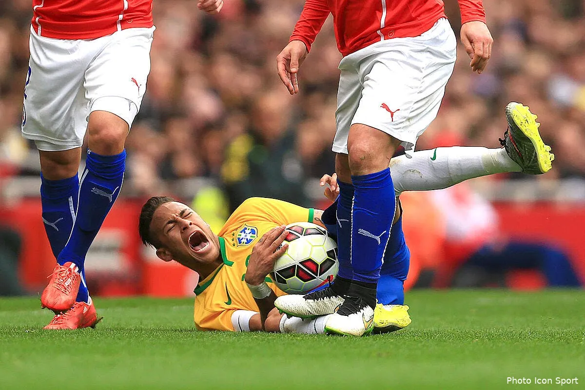 la defense sans gene de medel face a neymar iconsport spi 290315 05 03107793