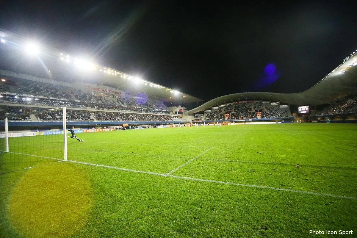 la pelouse de montpellier va faire fuir le psg balance nicollin iconsport guy 281014 01 01100757