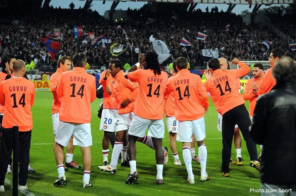 la photo foot l hommage des joueurs a sidney govou 53168 8221