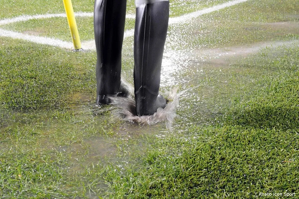 la pluie reporte la rencontre entre arles avignon et guingamp iconsport aim 301010 101 2126857