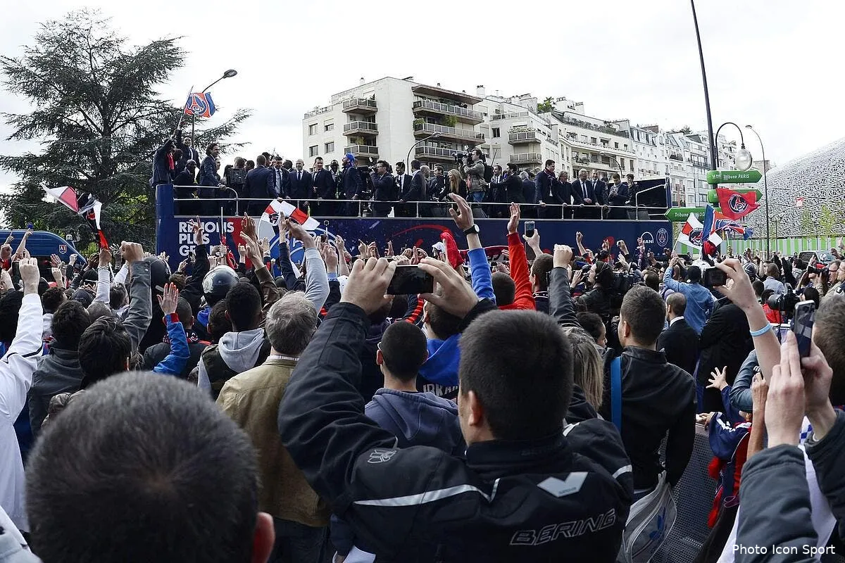 la remise de trophee au psg ecourtee par des incidents au trocadero iconsport por 130513 44 7057023