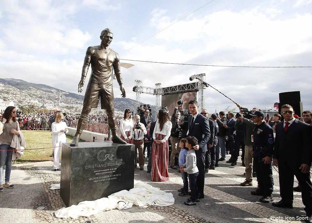 la statue de cristiano ronaldo taguee par des pro messi iconsport mar 211214 01 07130421
