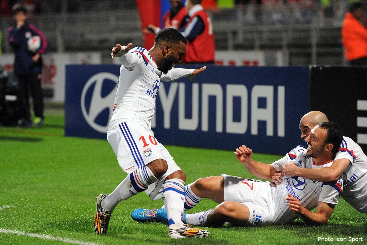 lacazette enchaine les trophees avec l ol iconsport jpt 191014 80 10696239