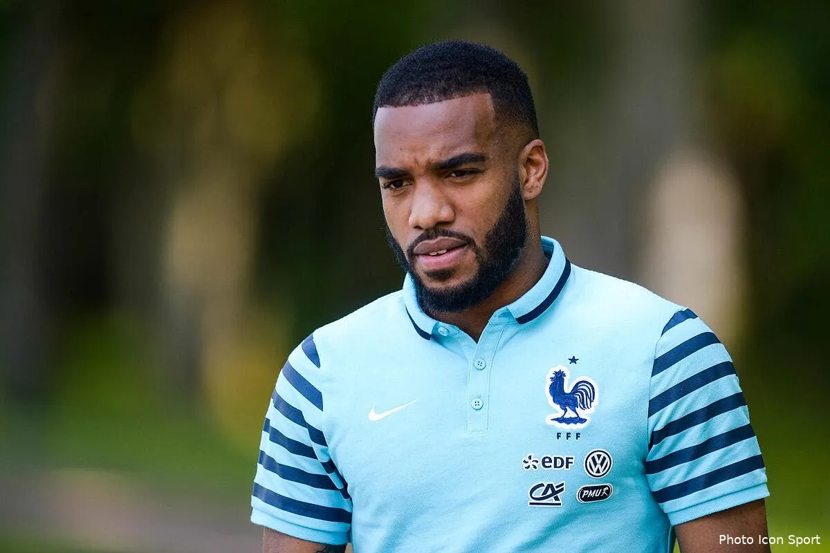 lacazette laisse son agent negocier son contrat en or avec l ol iconsport fer 050615 09 07113819