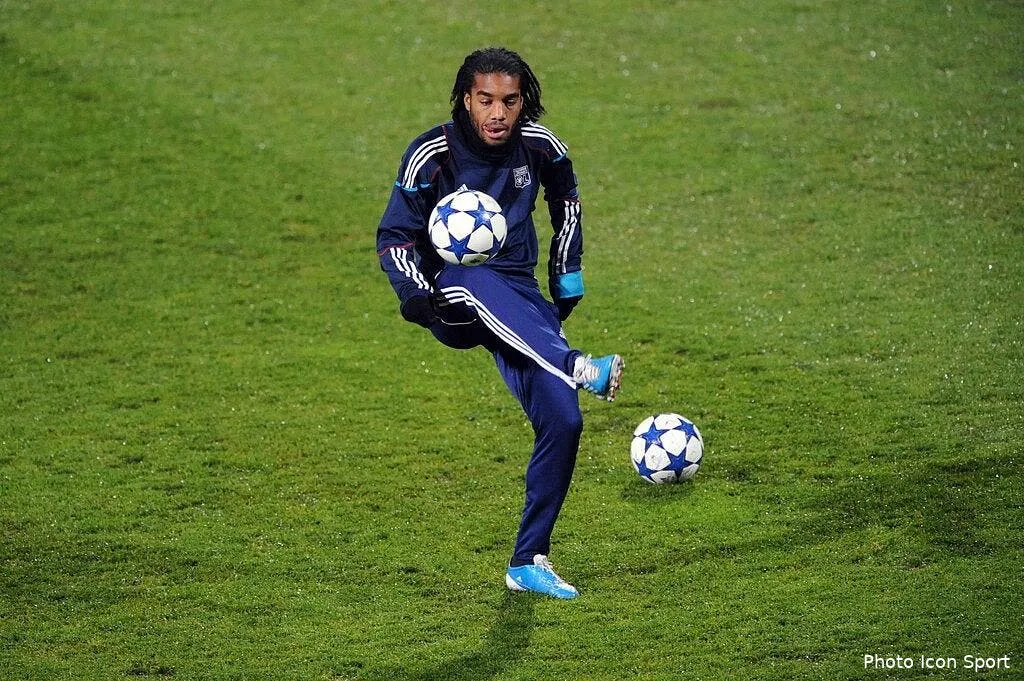 lacazette prend son mal en patience a l ol 69316 17326