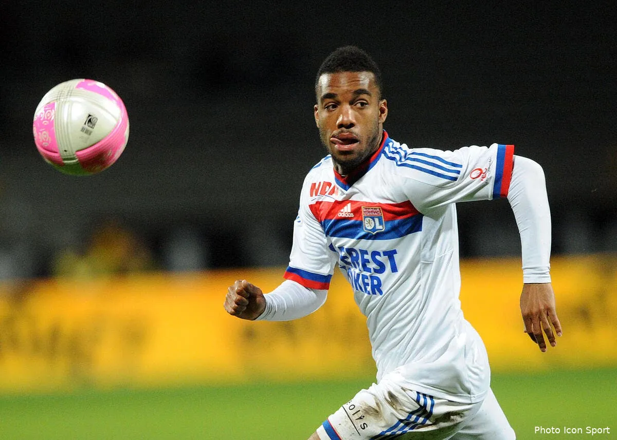 lacazette se frotte les mains de voir garde rester a l ol iconsport jpt 220412 22 2235738