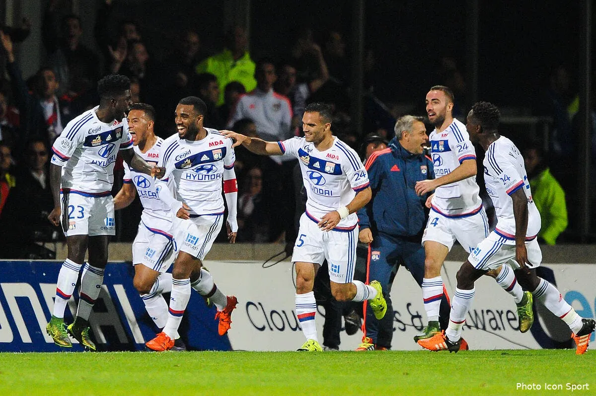 lacazette voit triple et l ol fait voler les verts en eclats iconsport jpt 081115 01 04125113