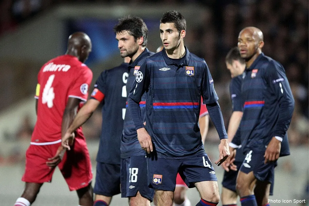 le bel hommage du capitaine de l ol a un monegasque iconsport rpr 070410 63 6199433