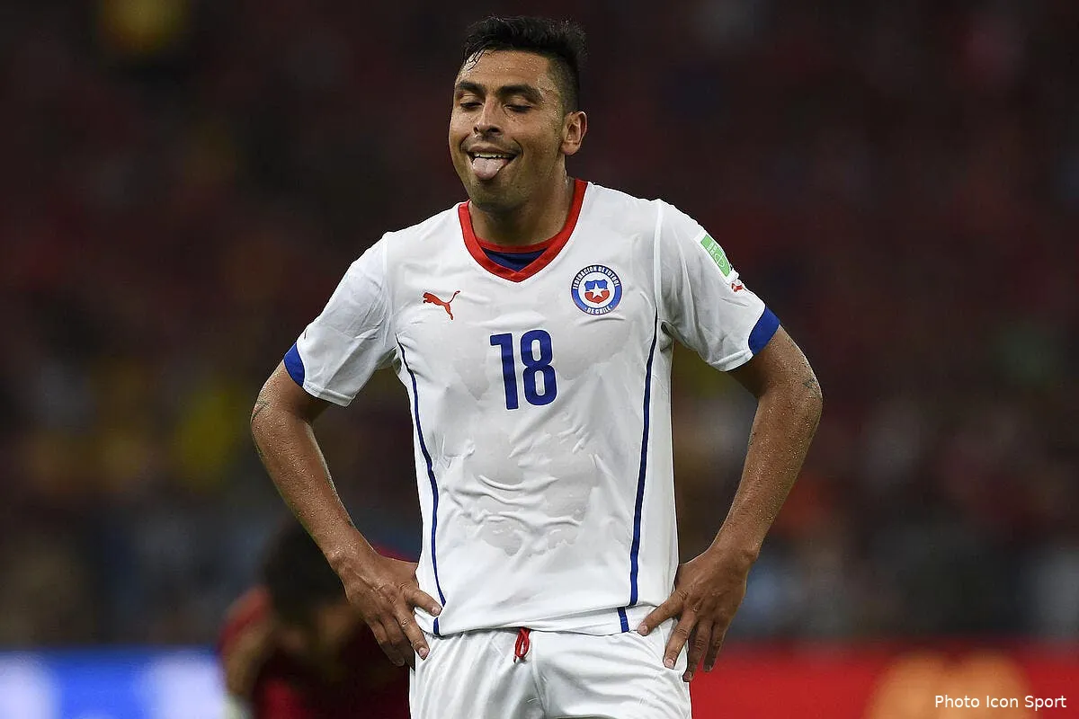 le bourreau de cavani a un doigt de se faire virer jara114637