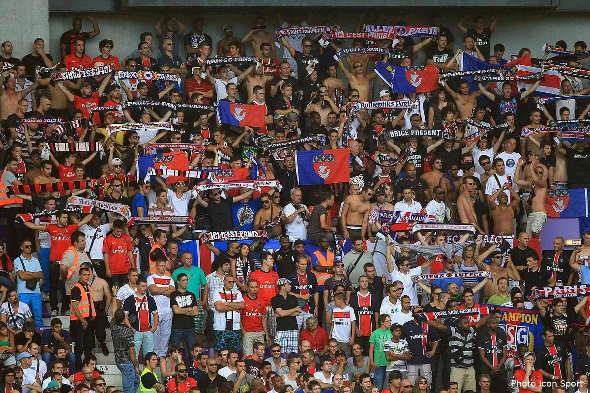 le bus du psg bloque par par les supporters a salzbourg iconsport blo 280811 05 8528012