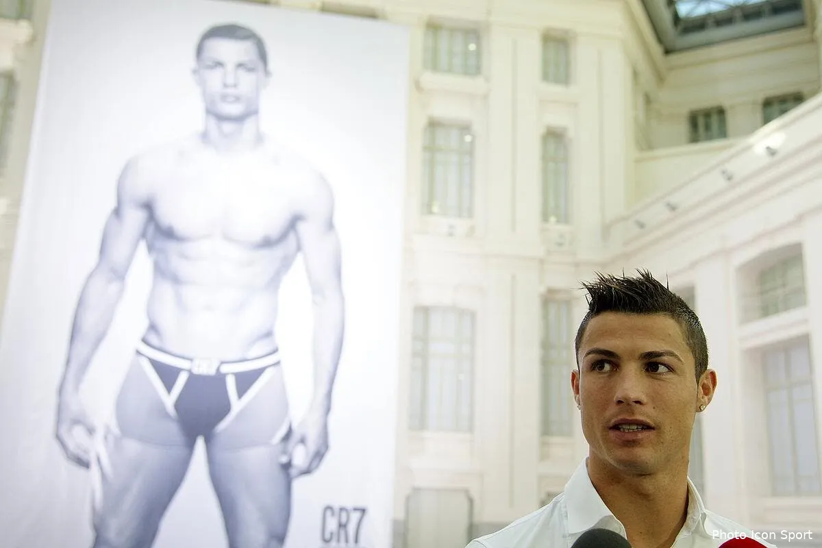 le cadeau unique de cristiano ronaldo a ses fans cr771995