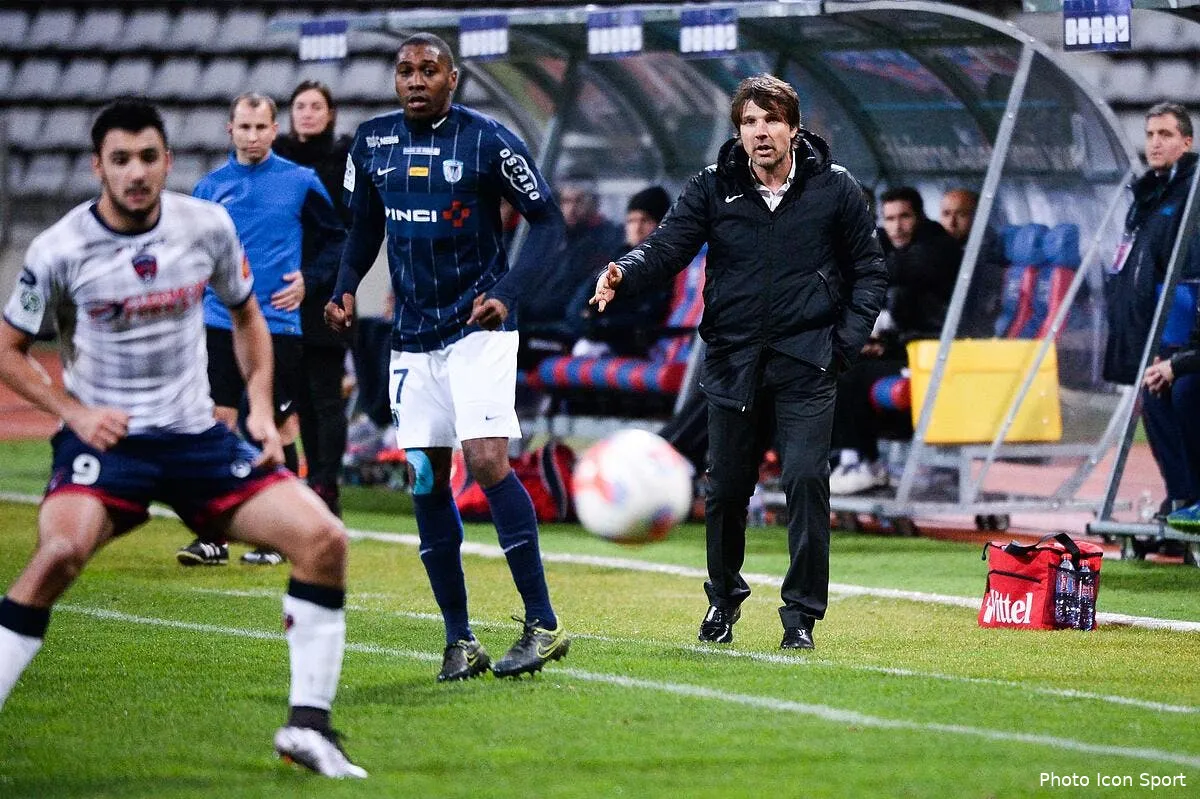 le coach du paris fc pris en flag par la patrouille du sexisme video iconsport nlg 010216 17 75132417