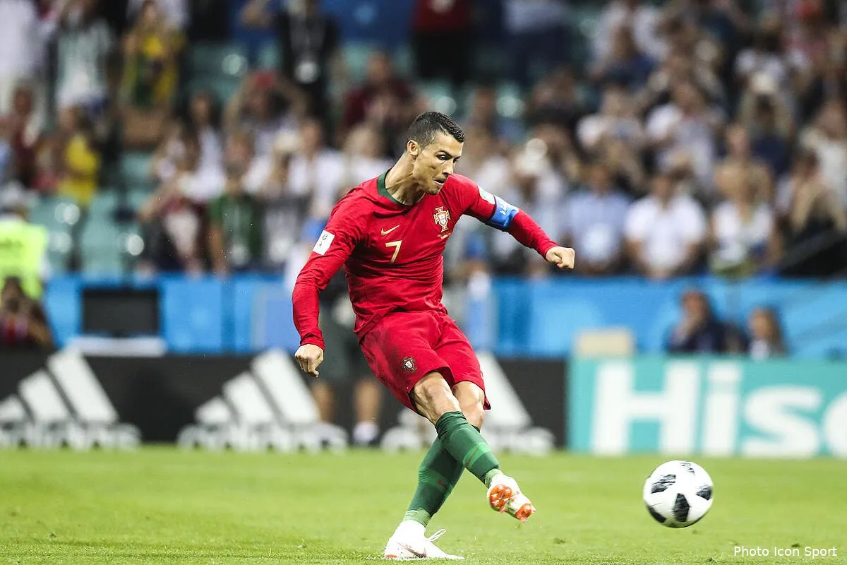 le coup franc chirurgical de cristiano ronaldo iconsport icon glo 150618 01 03221979