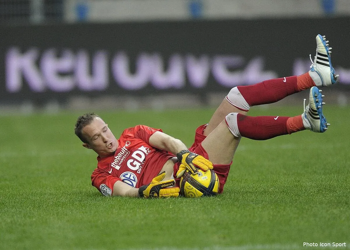 le gardien de caen affirme que l arbitre n a pas siffle sur le penalty iconsport per090411 01 3418490
