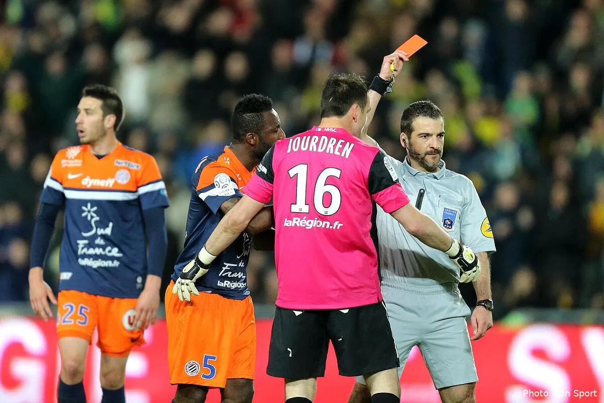 le gardien de montpellier en furie contre l arbitre iconsport vmi 220314 05 4979169