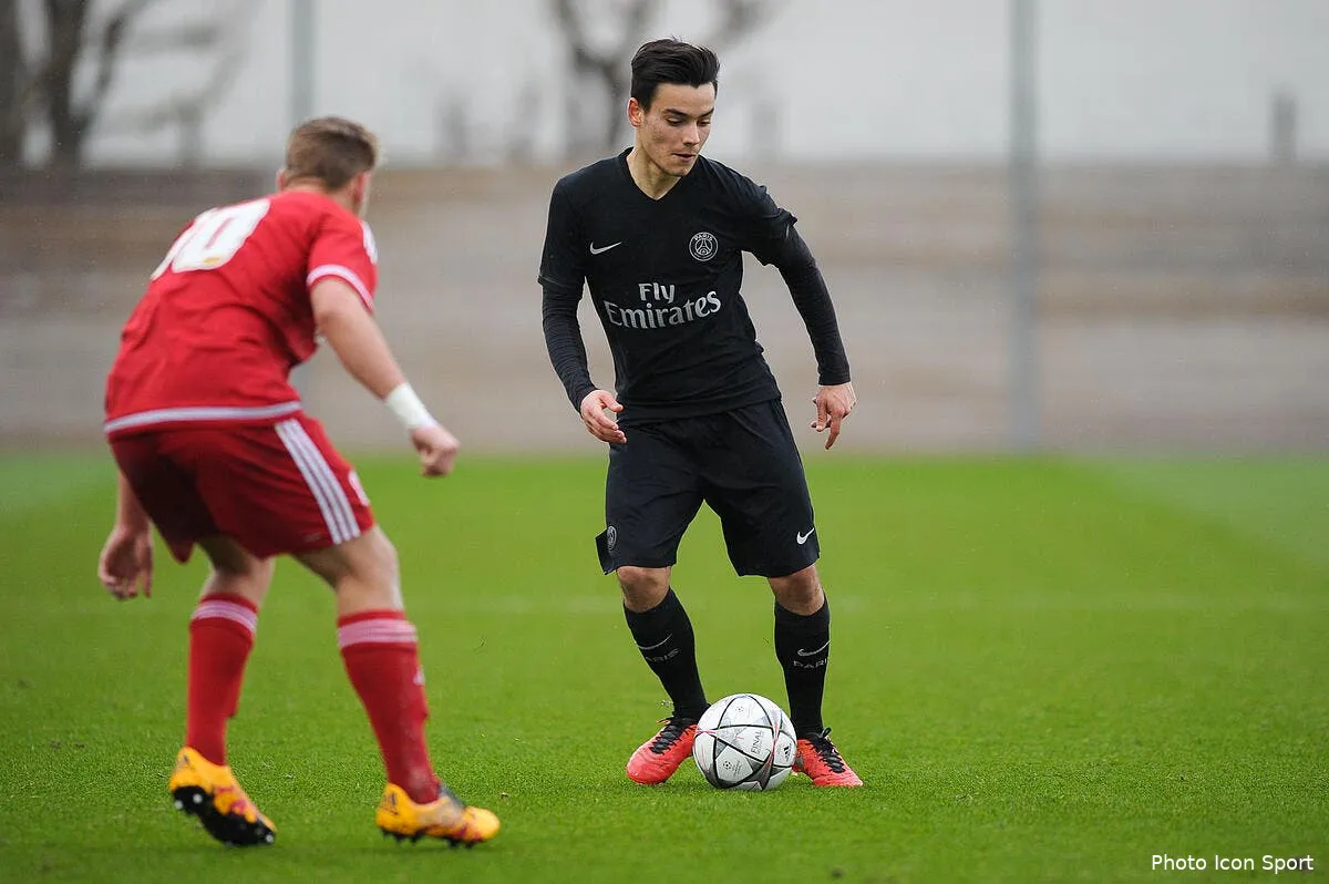 le groupe du psg avec georgen et six absents iconsport fer 240216 11 21135344