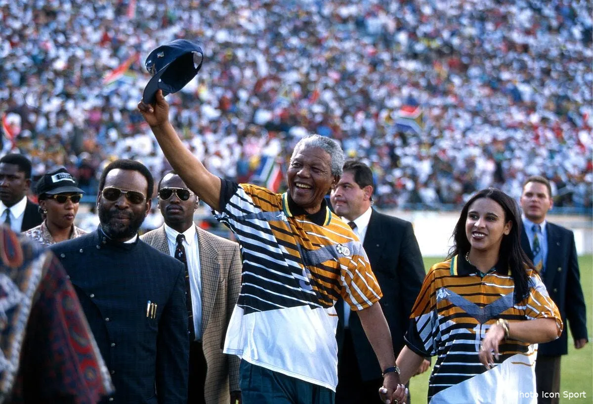le monde du foot pleure nelson mandela iconsport onz 220910 04 1171407