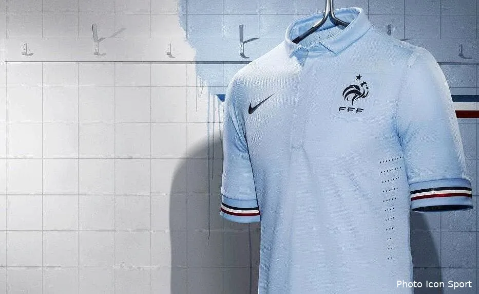le nouveau maillot exterieur de l equipe de france devoile 549773 536329696407766 1307360432 n50989