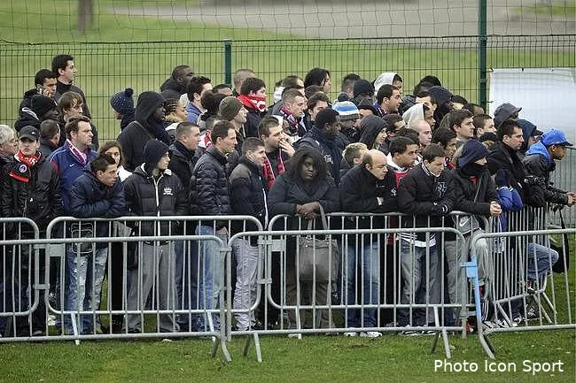 le psg va deposer plainte apres les incidents du camp des loges des supporters du psg manifestent au camp des loges iconsport ppp 180112 22 14 3208432095