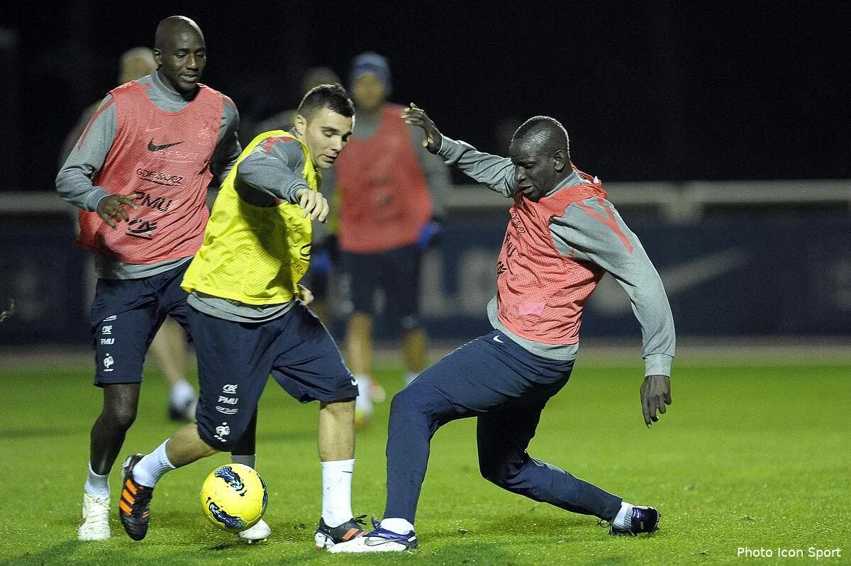 le soldat sakho est pret a enfiler son casque bleu iconsport per 091111 01 0927090