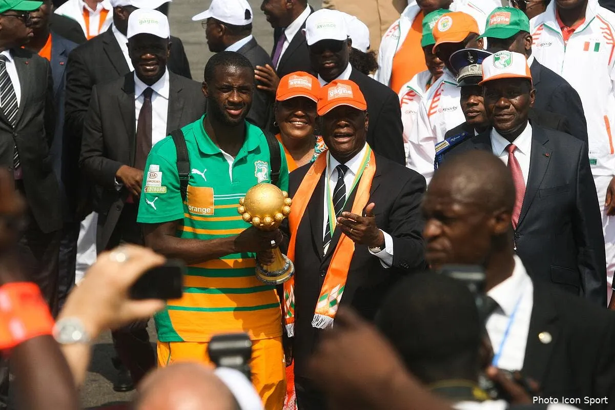 les ivoiriens recoivent leur prime de la can en especes iconsport vis 090215 08 10103973