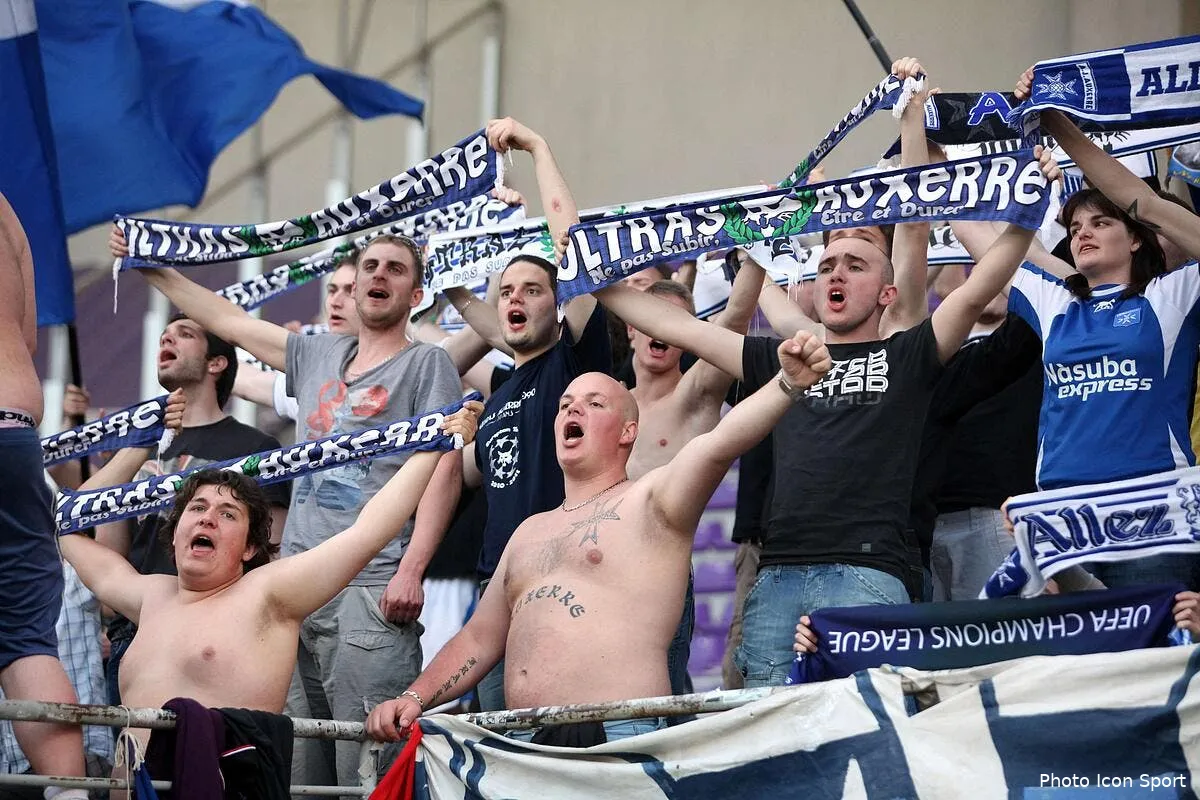 les joueurs d auxerre paient le voyage de leurs supporters iconsport blo 160411 05 2319960