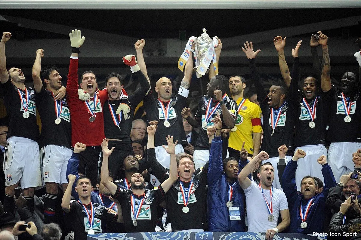 les joueurs de l ol feront un cheque pour clore l affaire du chant anti asse iconsport noe 280412 91 85 142167