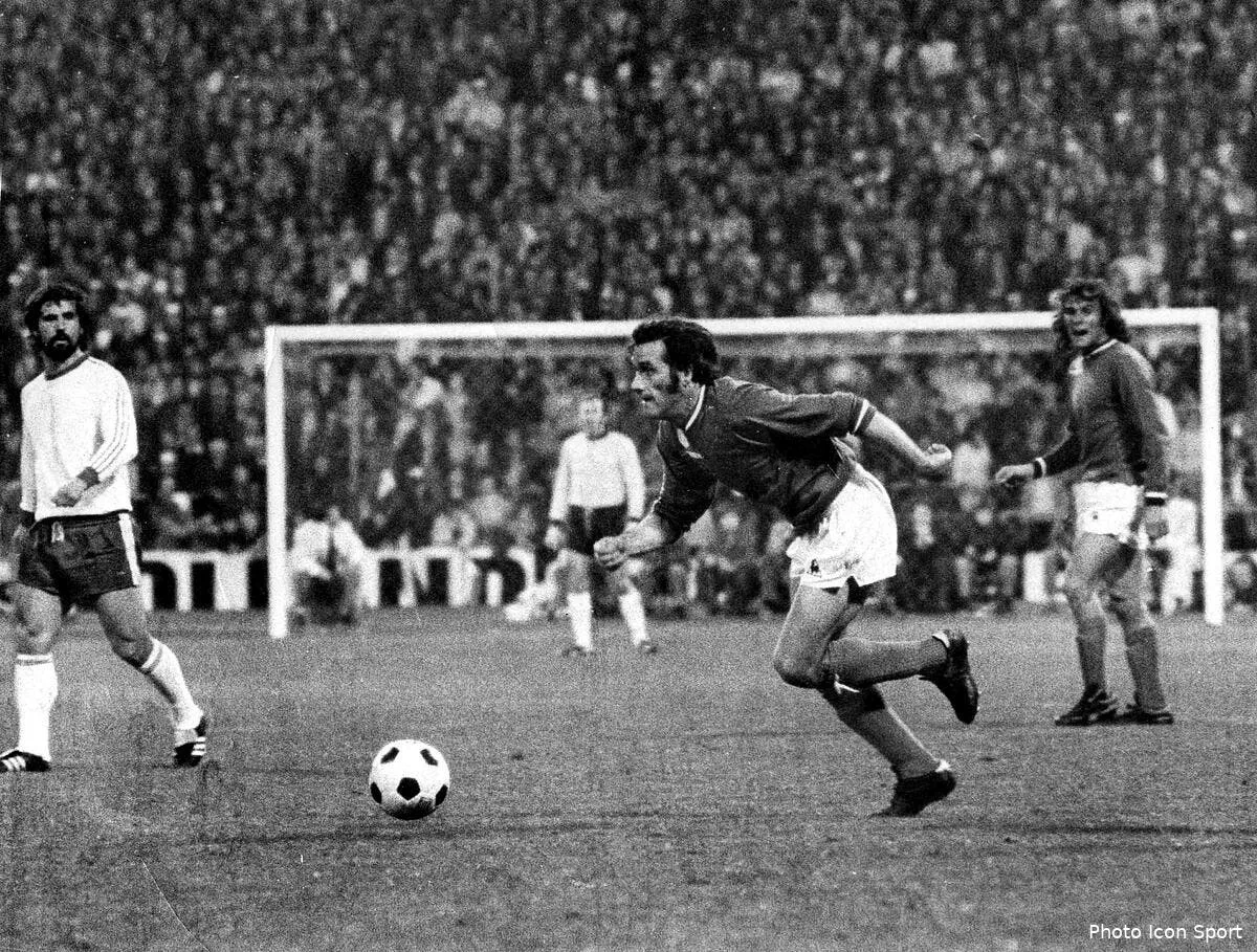 les poteaux carres de l asse payes par les amendes des joueurs de l ol iconsport ban 141210 38 5635811