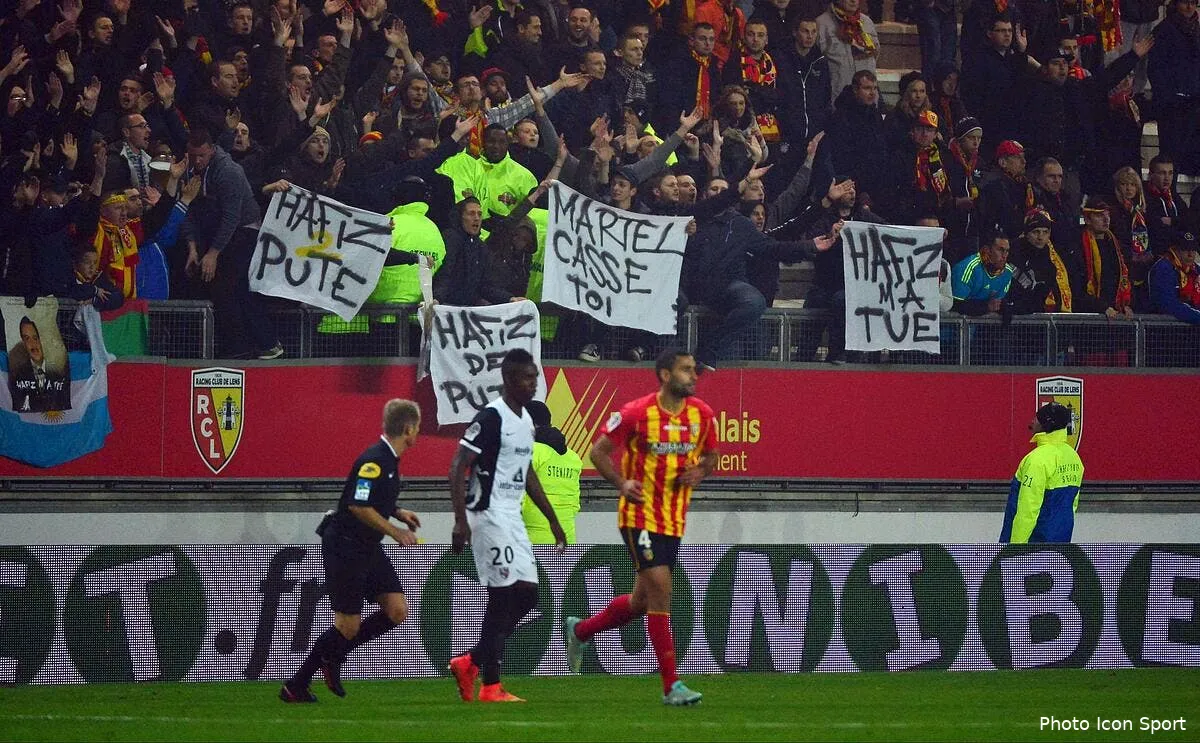 les supporters de lens allument des fumigenes martel et mammadov iconsport win 291114 05 0498047