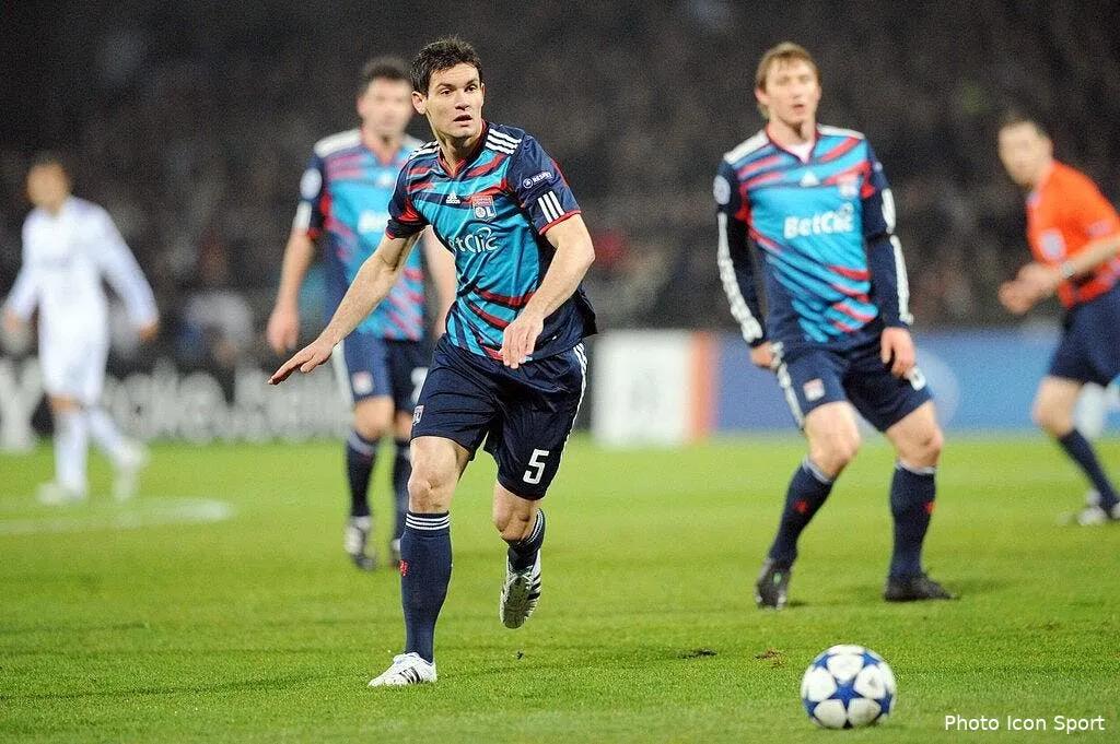 lovren est un defenseur lyonnais heureux 70093 18003