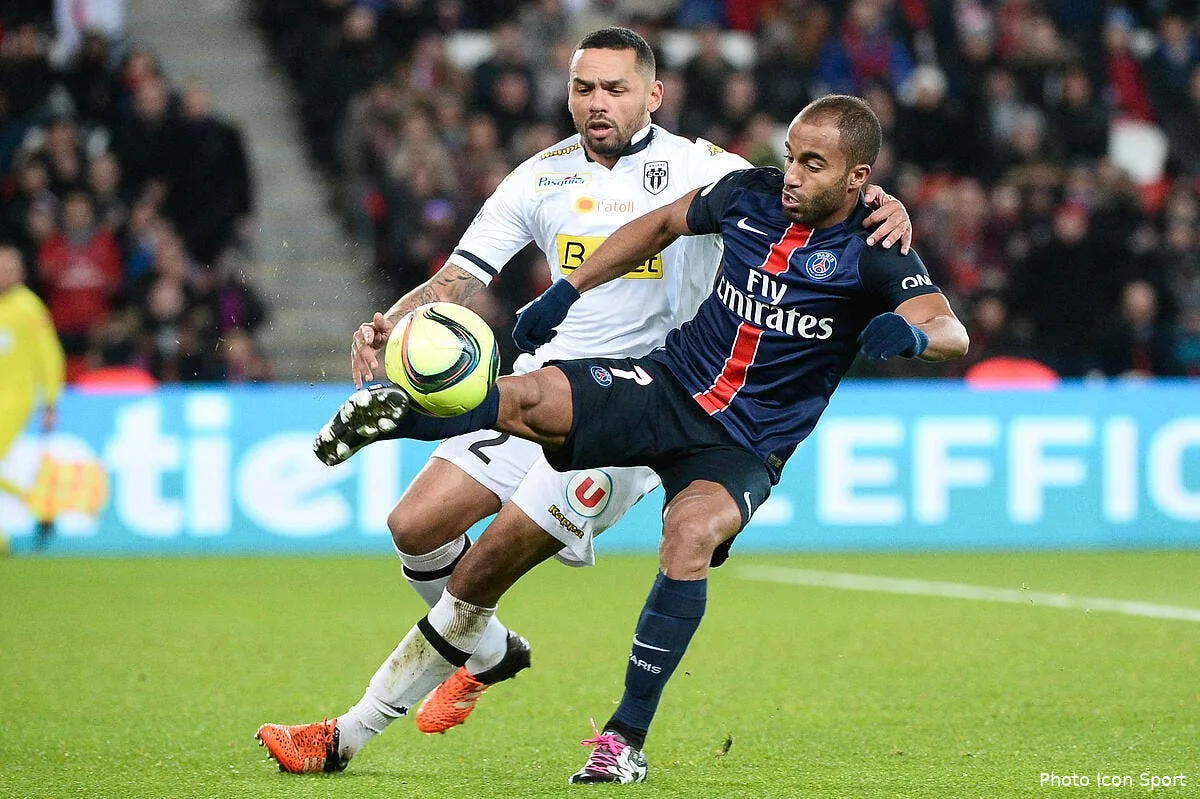 lucas recoit son bulletin de notes du psg iconsport nlg 230116 17 32131707