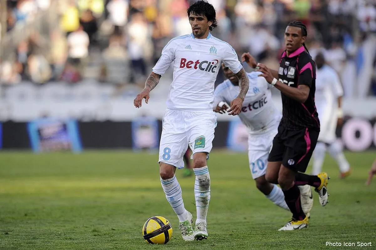 lucho propose a l as rome iconsport aim 100411 05 3722132