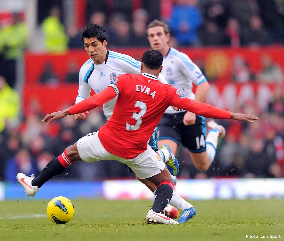 luis suarez presente ses excuses apres l incident avec patrice evra iconsport spi 110212 05 0631056