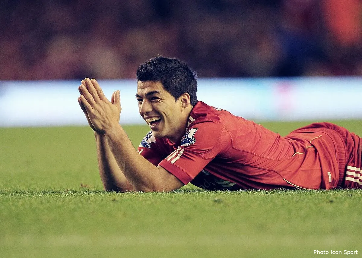 luis suarez un doigt d honneur qui lui coute un match et 24 000 euros iconsport spi 231011 38 3929175
