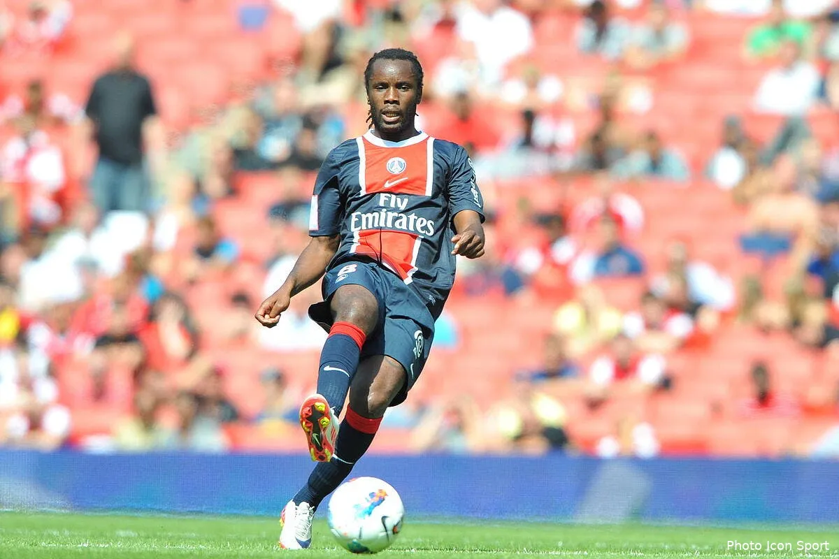 luyindula debarque avec un huissier a l entrainement du psg iconsport win 300711 60 64 126374