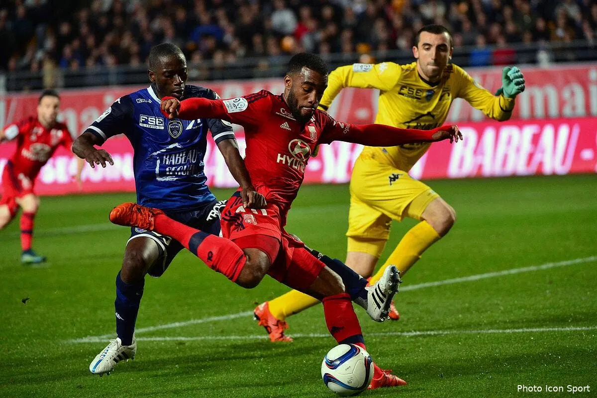 lyon file sur le podium bordeaux sombre a ajaccio iconsport win 311015 33 02124369