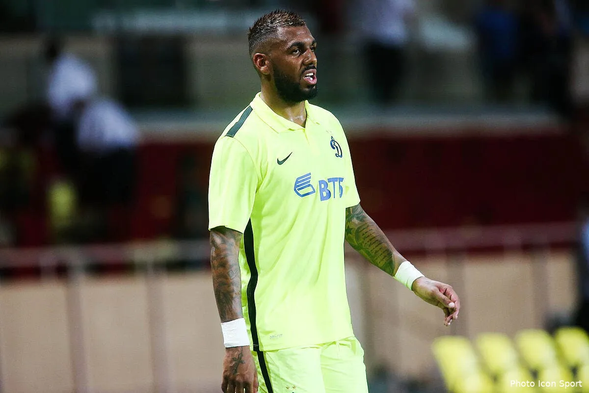 m vila signe a sunderland lundi iconsport hao 100715 08 85117259