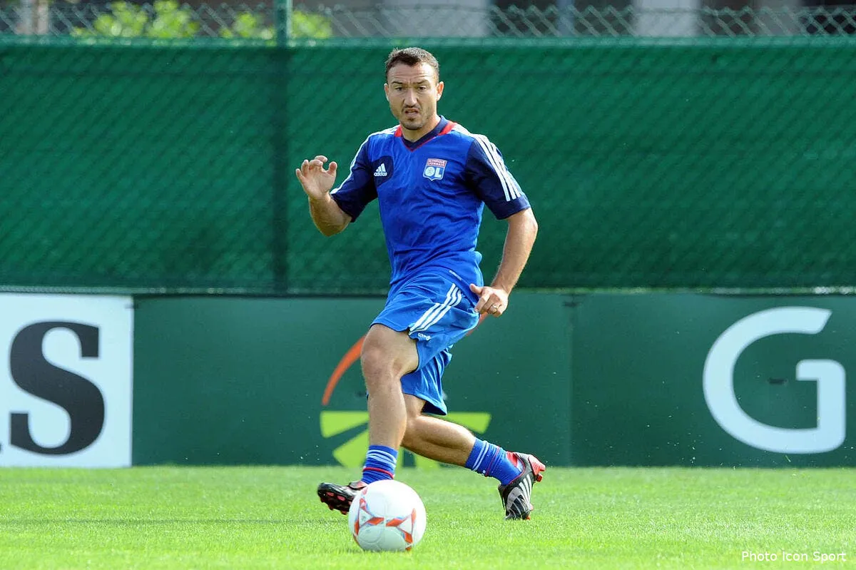 malbranque dans le groupe de l ol contre porto pas bastos iconsport thp 020812 01 0838112