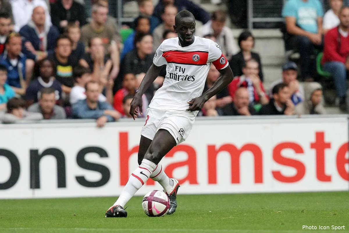 mamadou sakho touche par le brassard et fier du psg sako26371