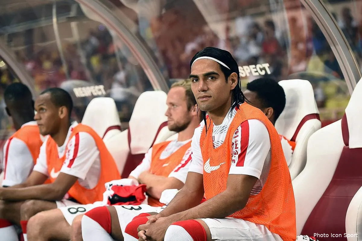 man united doit il s inquieter pour le genou de falcao falcao 1091761