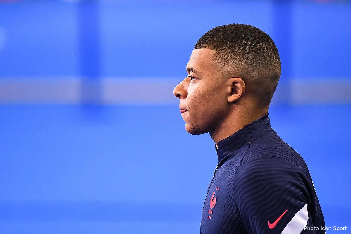 mbappe apporte son soutien aux familles des gendarmes tues icon bap 161120 93 053 302481